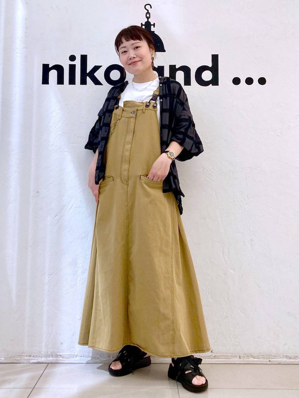 ブラック系のサンダル、ホワイト系のTシャツ/カットソー、その他のシャツ/ブラウスを着用したレディースの春コーディネートの2枚目の写真