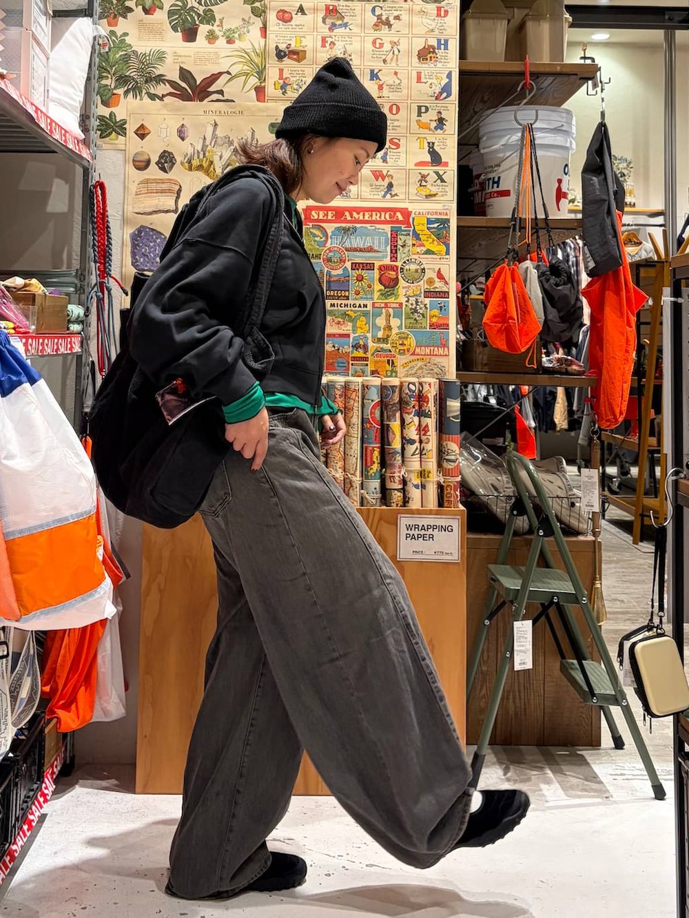 グレー系のデニムパンツ、ブラック系のバレエシューズ、ブルー系のパーカーを着用したレディースの秋コーディネートの5枚目の写真