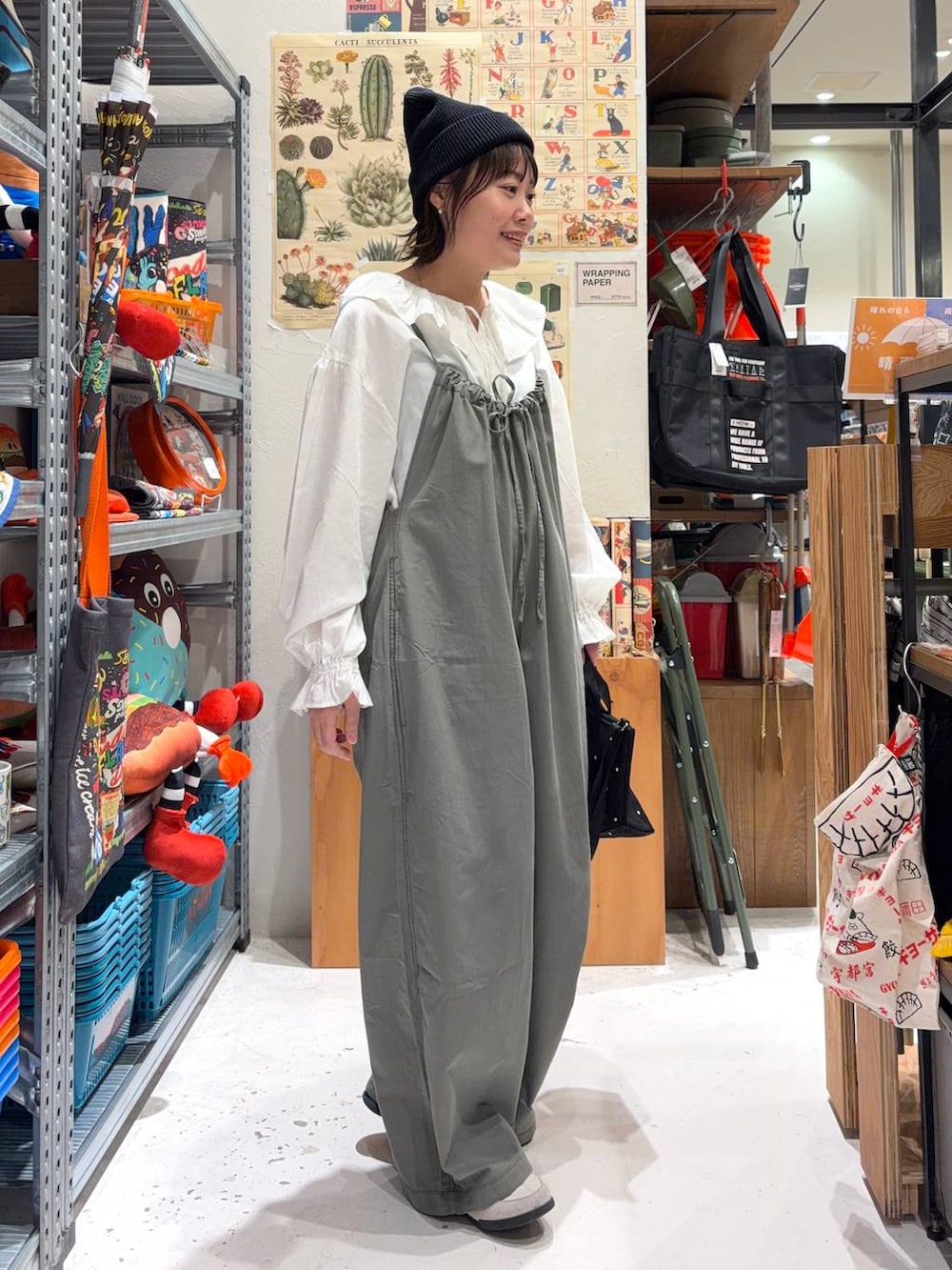 ホワイト系のシャツ/ブラウス、その他のネックレスを着用したレディースの春コーディネートの3枚目の写真