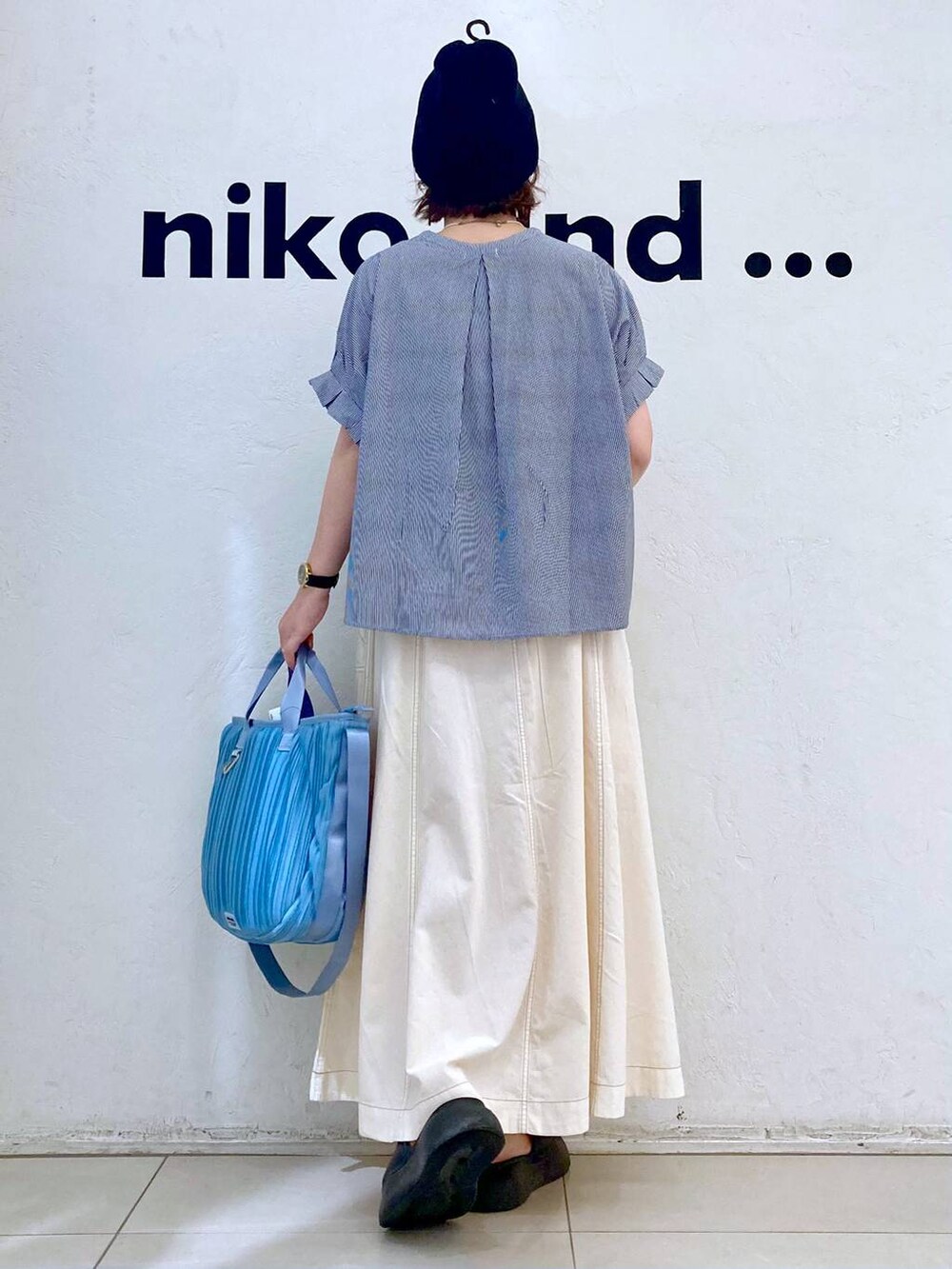 ブラック系のサンダル、ブルー系のTシャツ/カットソー、ブルー系のトートバッグを着用したレディースの夏コーディネートの4枚目の写真