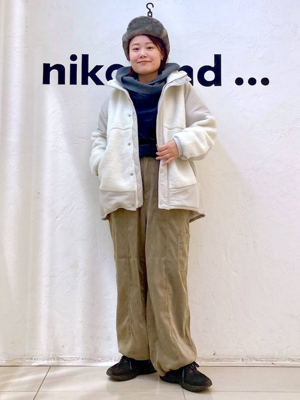 ブラウン系のその他パンツ、ベージュ系のブルゾン、グレー系のTシャツ/カットソーを着用したレディースの秋コーディネートの2枚目の写真