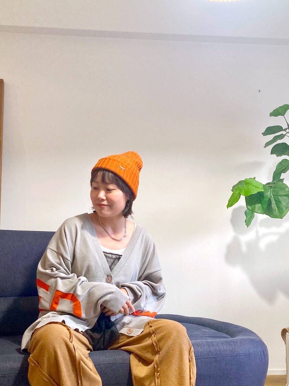 ブラウン系のキャミソールを着用したレディースの夏コーディネートの3枚目の写真