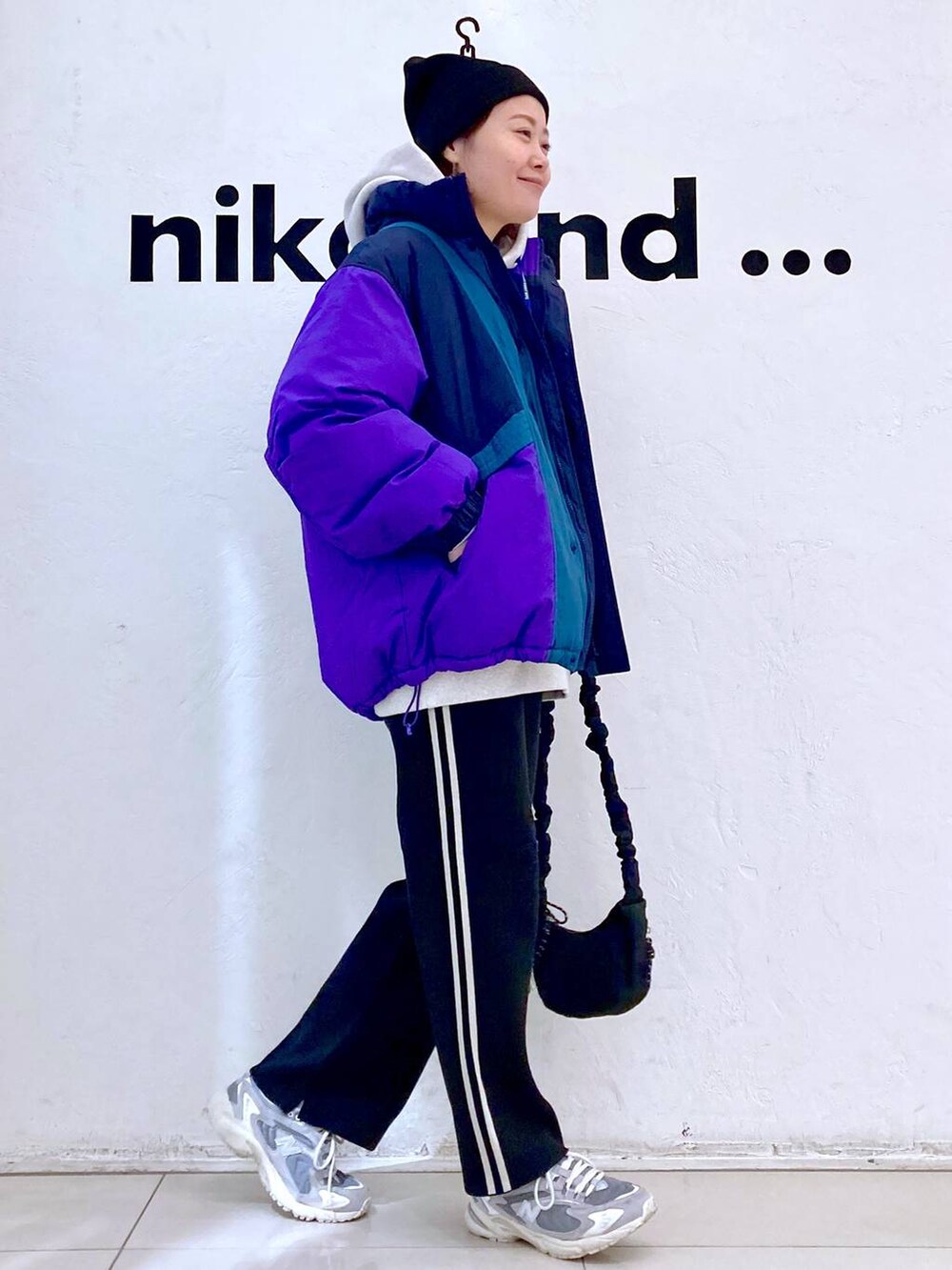 ブラック系のその他パンツ、パープル系のその他アウター、ブラック系のショルダーバッグを着用したレディースの冬コーディネートの5枚目の写真
