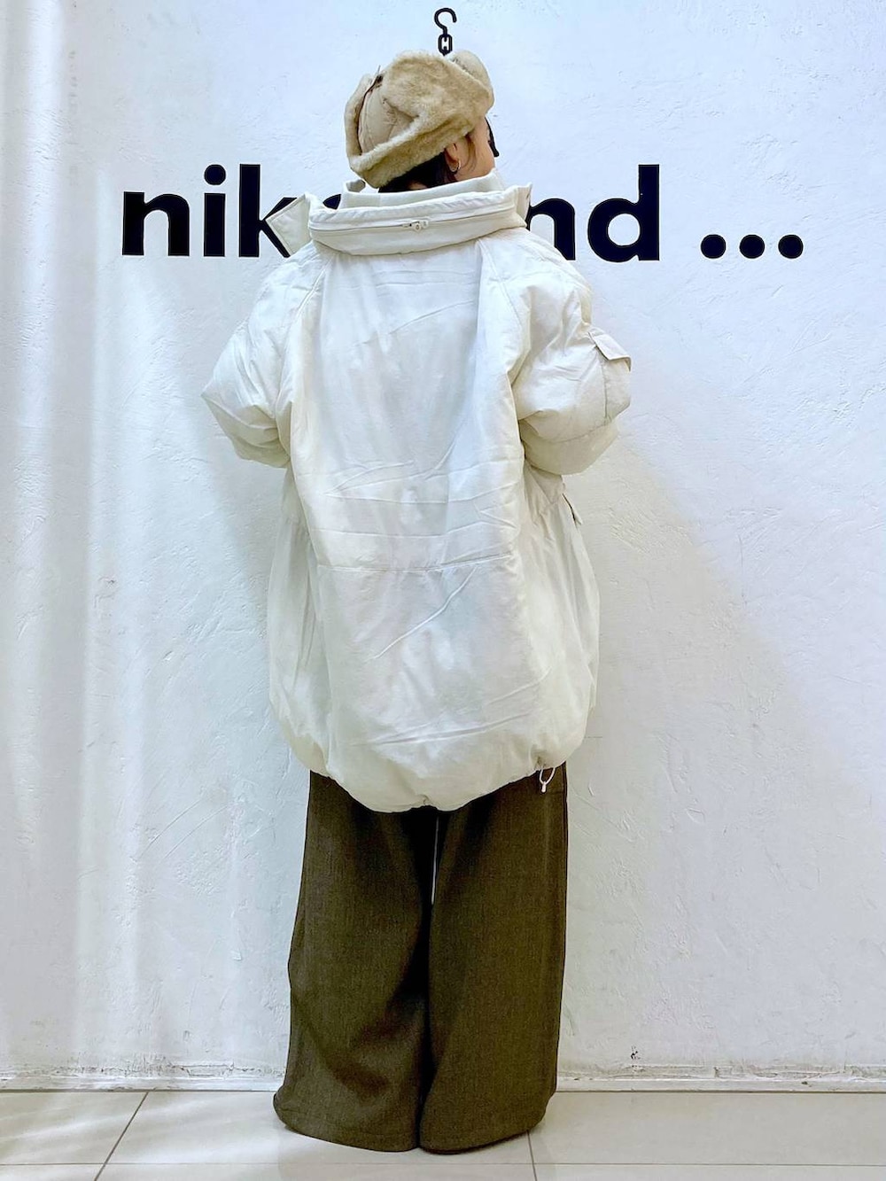ベージュ系のニット/セーター、ベージュ系のブルゾン、ブラウン系のその他パンツを着用したレディースの冬コーディネートの4枚目の写真