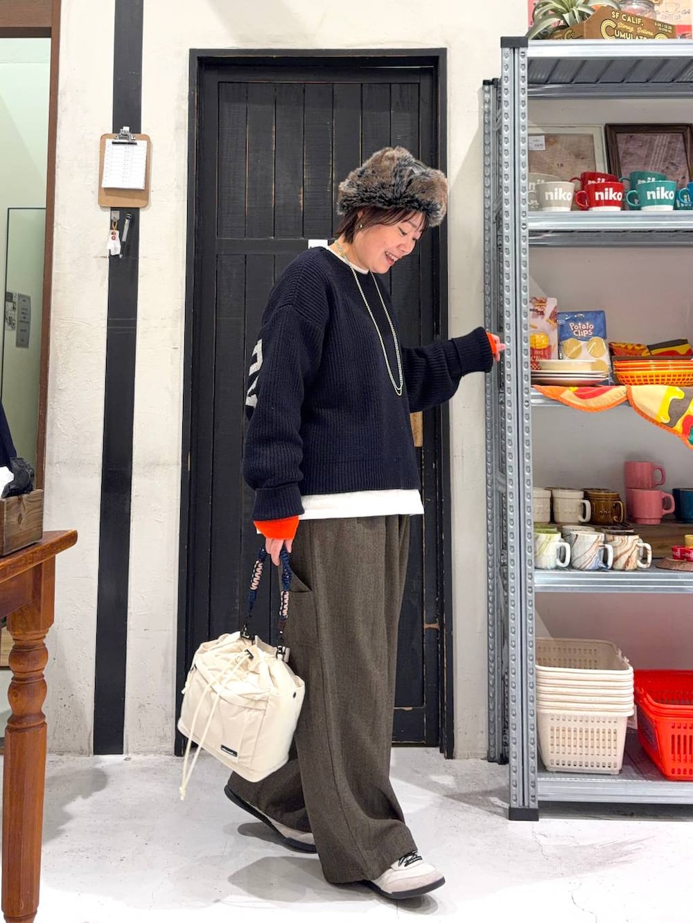 グリーン系のその他パンツ、ブルー系のニット/セーター、ベージュ系のニット/セーターを着用したレディースの冬コーディネートの5枚目の写真