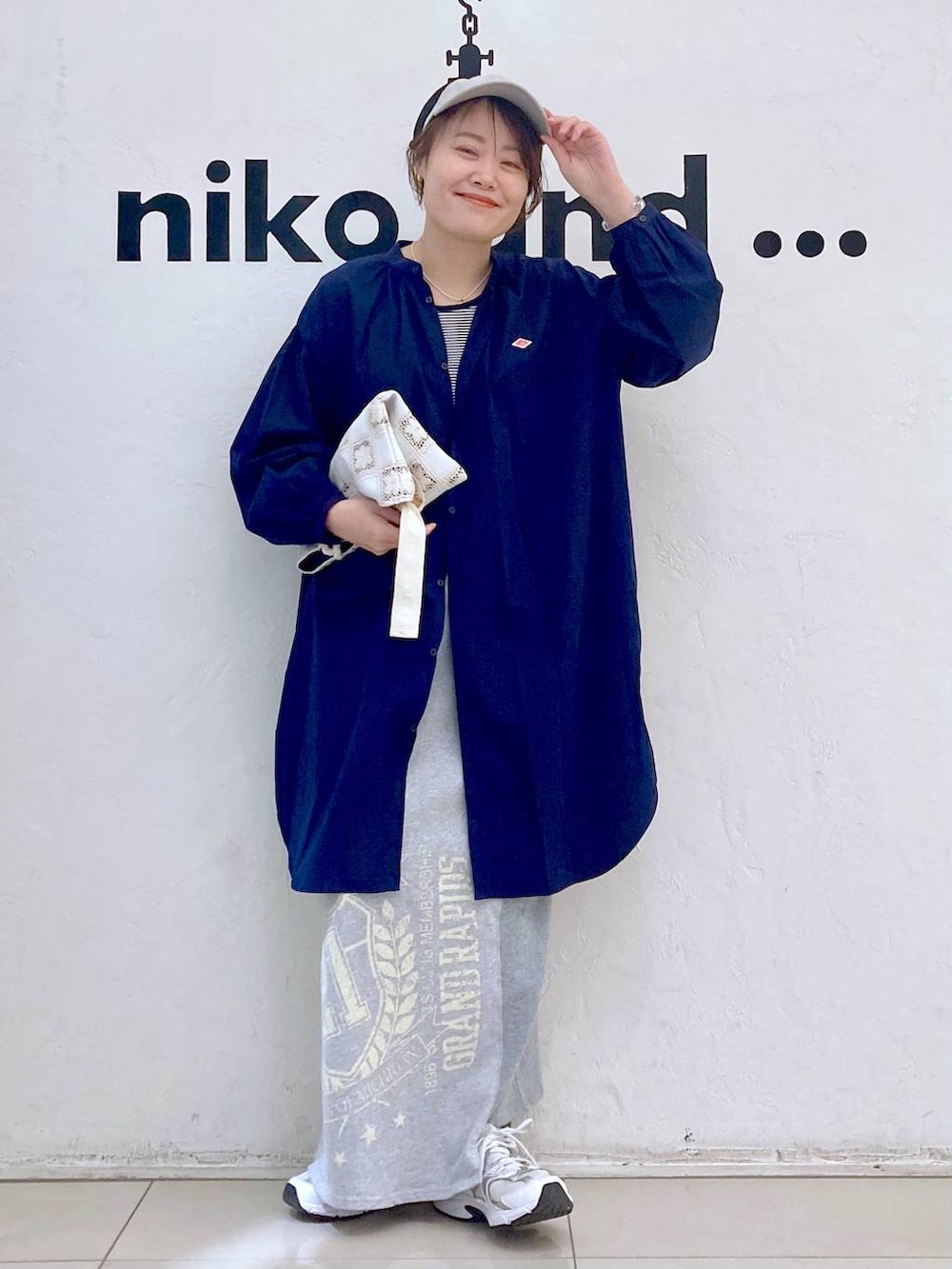 「カジュアル、ナチュラル、時計、ピアス、LEPSIM、トートバッグ、きれいめ、ママコーデ、niko and ...、キャップ、シャツ、シャツワンピース、スカート、ロングスカート、ウエストゴム」｜「niko and...の[MODE NORM CORE]リメイク風マキシスウェットスカート（スカート、グレー系）」を使った、カワモトさん（レディース・162cm）の春コーディネートの2枚目の写真