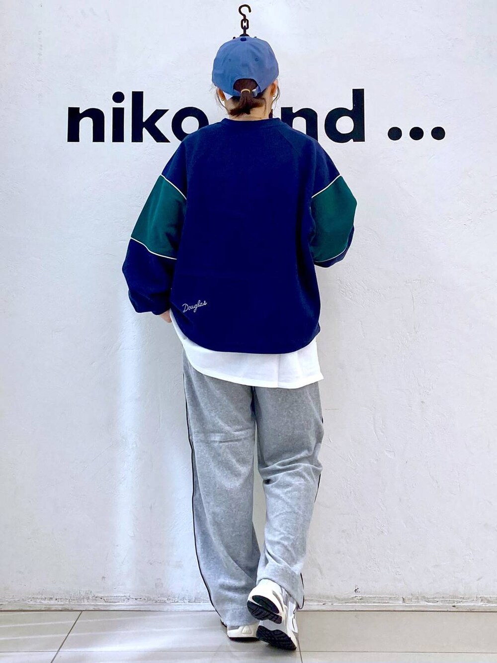 グレー系のスニーカー、ホワイト系のTシャツ/カットソー、グレー系のその他パンツを着用したレディースの秋コーディネートの4枚目の写真