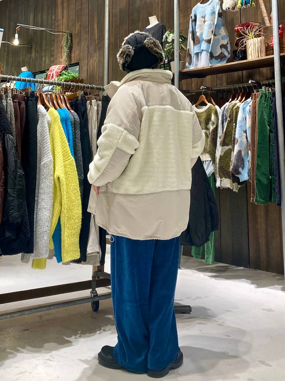 ベージュ系のその他アウター、ホワイト系のTシャツ/カットソー、ブルー系のその他パンツを着用したレディースの冬コーディネートの6枚目の写真