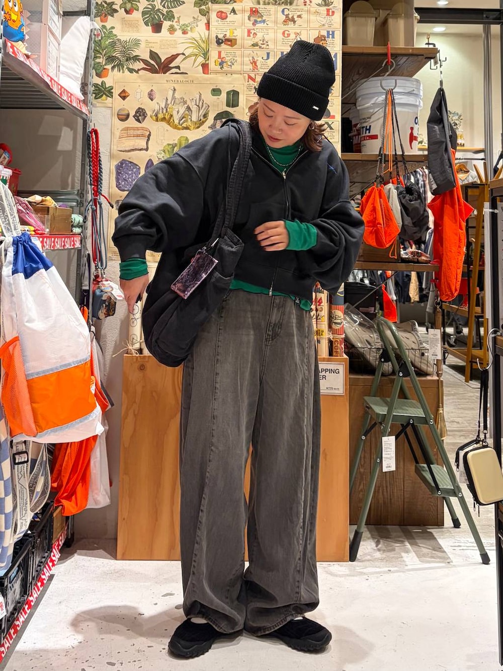 グレー系のデニムパンツ、ブラック系のバレエシューズ、ブルー系のパーカーを着用したレディースの秋コーディネートの2枚目の写真