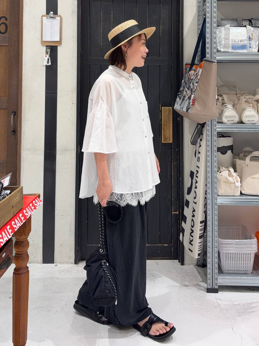 ブラック系のその他パンツ、ブラック系のショルダーバッグ、その他のキャミソールを着用したレディースの夏コーディネートの4枚目の写真