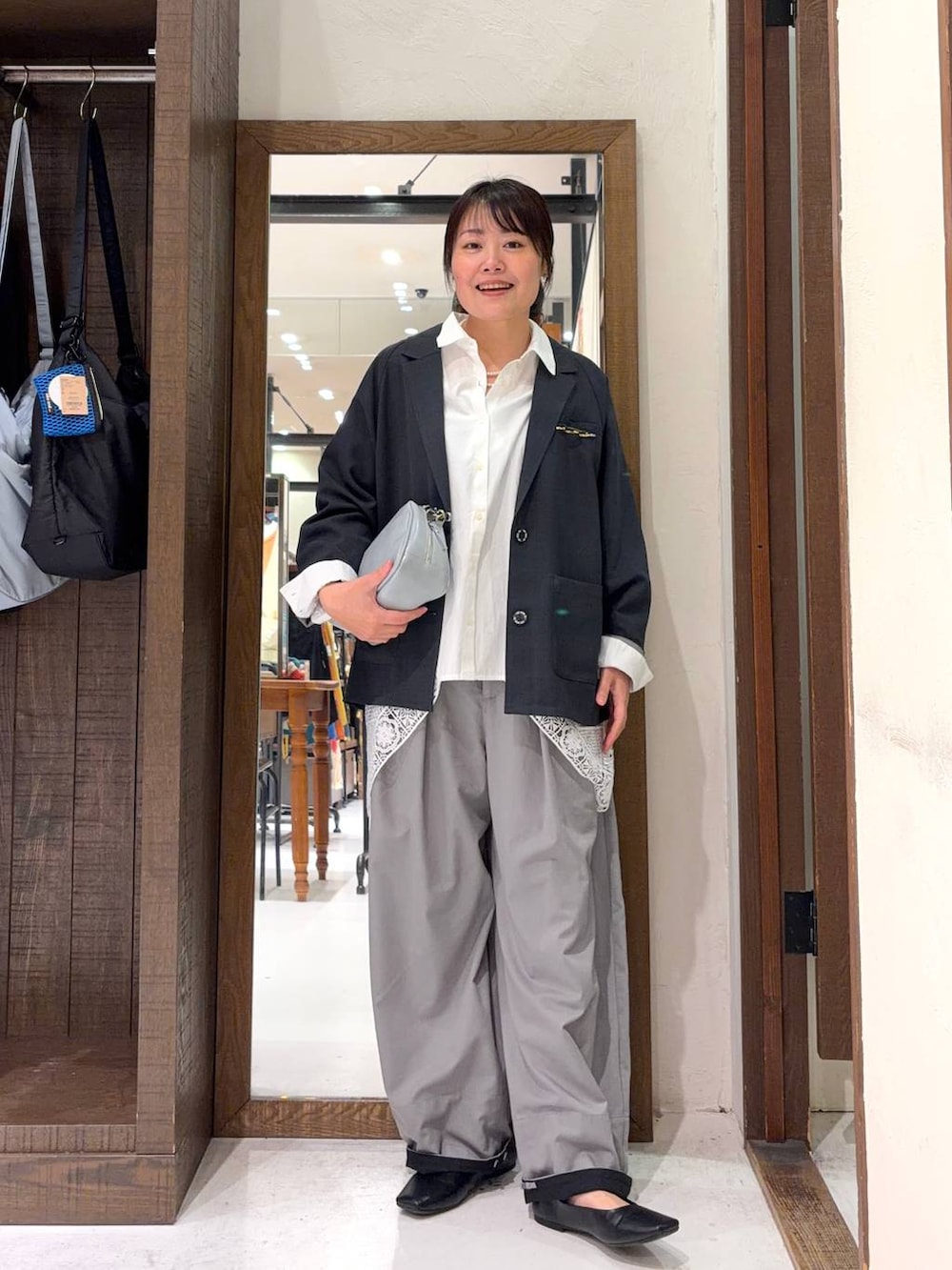 ホワイト系のシャツ/ブラウス、ブルー系のショルダーバッグ、イエロー系のブローチ/コサージュを着用したレディースの冬コーディネートの5枚目の写真