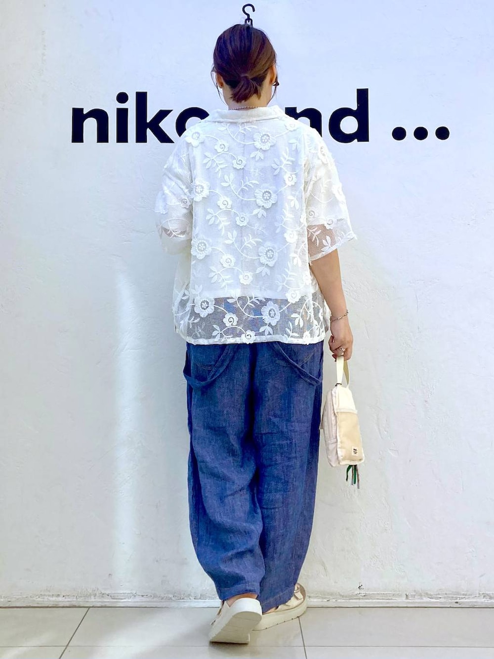 ベージュ系のサンダル、ブルー系のその他パンツ、ベージュ系のショルダーバッグを着用したレディースの夏コーディネートの4枚目の写真