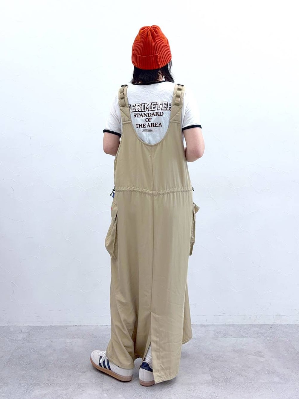 ベージュ系のTシャツ/カットソーを着用したレディースの夏コーディネートの5枚目の写真
