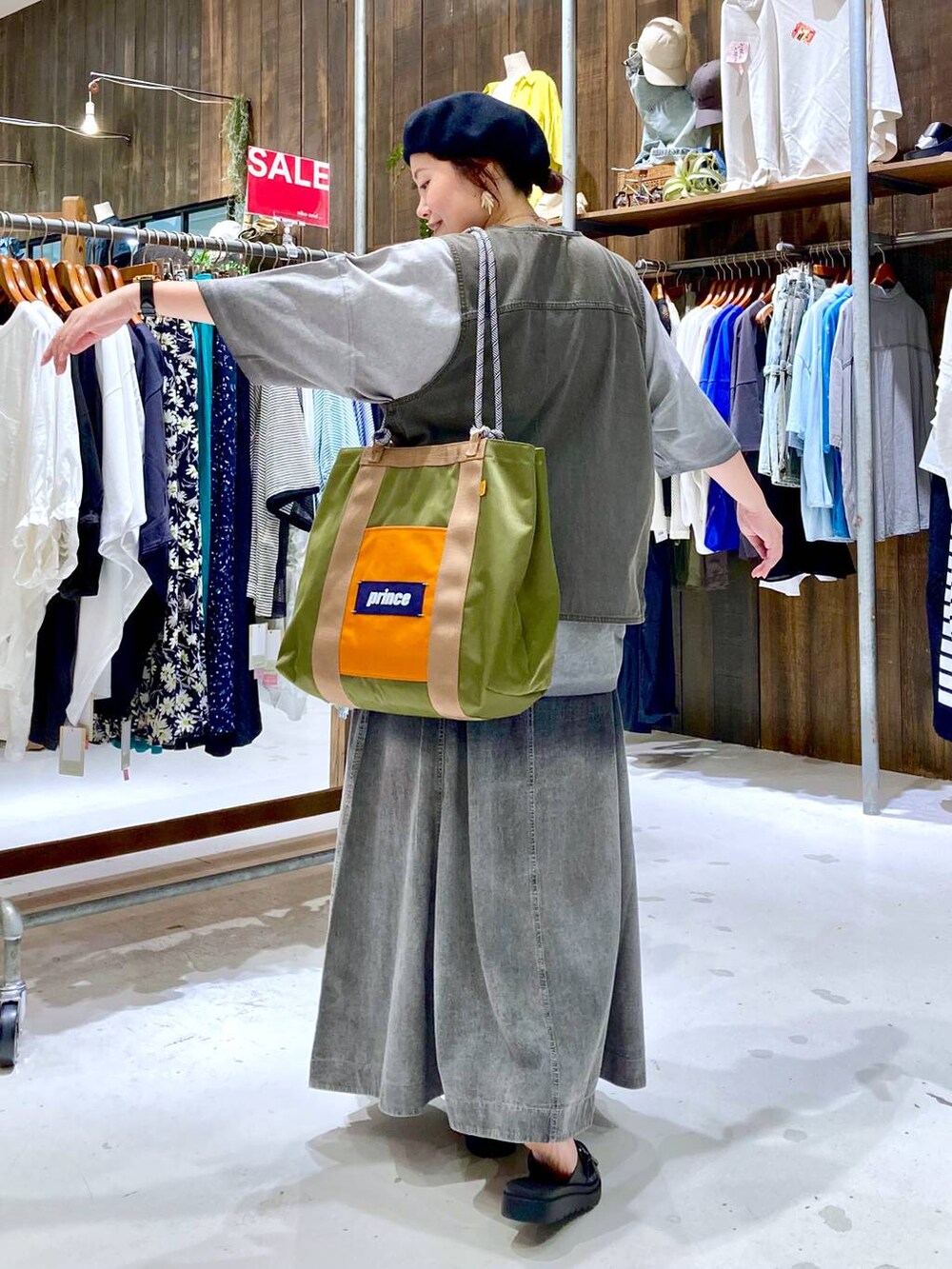 グレー系のスカート、ブラック系のサンダル、グレー系のTシャツ/カットソーを着用したレディースの夏コーディネートの4枚目の写真
