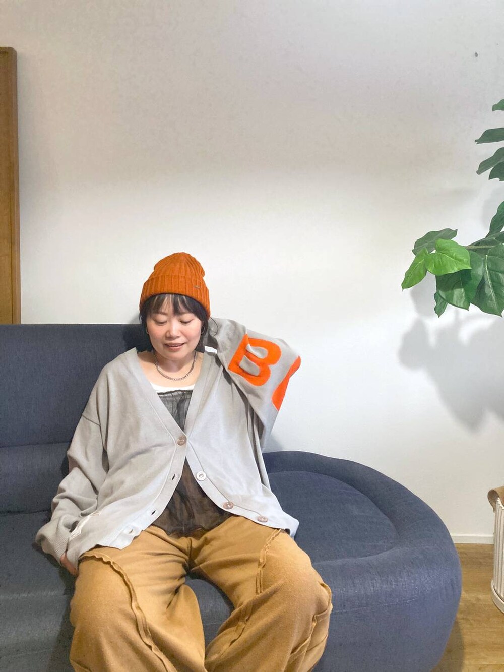 ブラウン系のキャミソールを着用したレディースの夏コーディネートの5枚目の写真