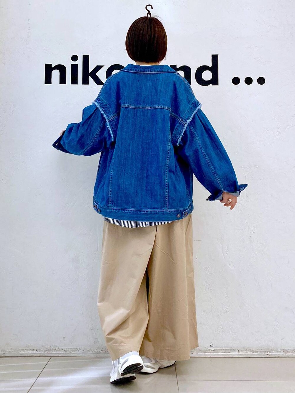 ベージュ系のその他パンツ、ホワイト系のTシャツ/カットソー、ブルー系のデニムジャケットを着用したレディースの春コーディネートの5枚目の写真