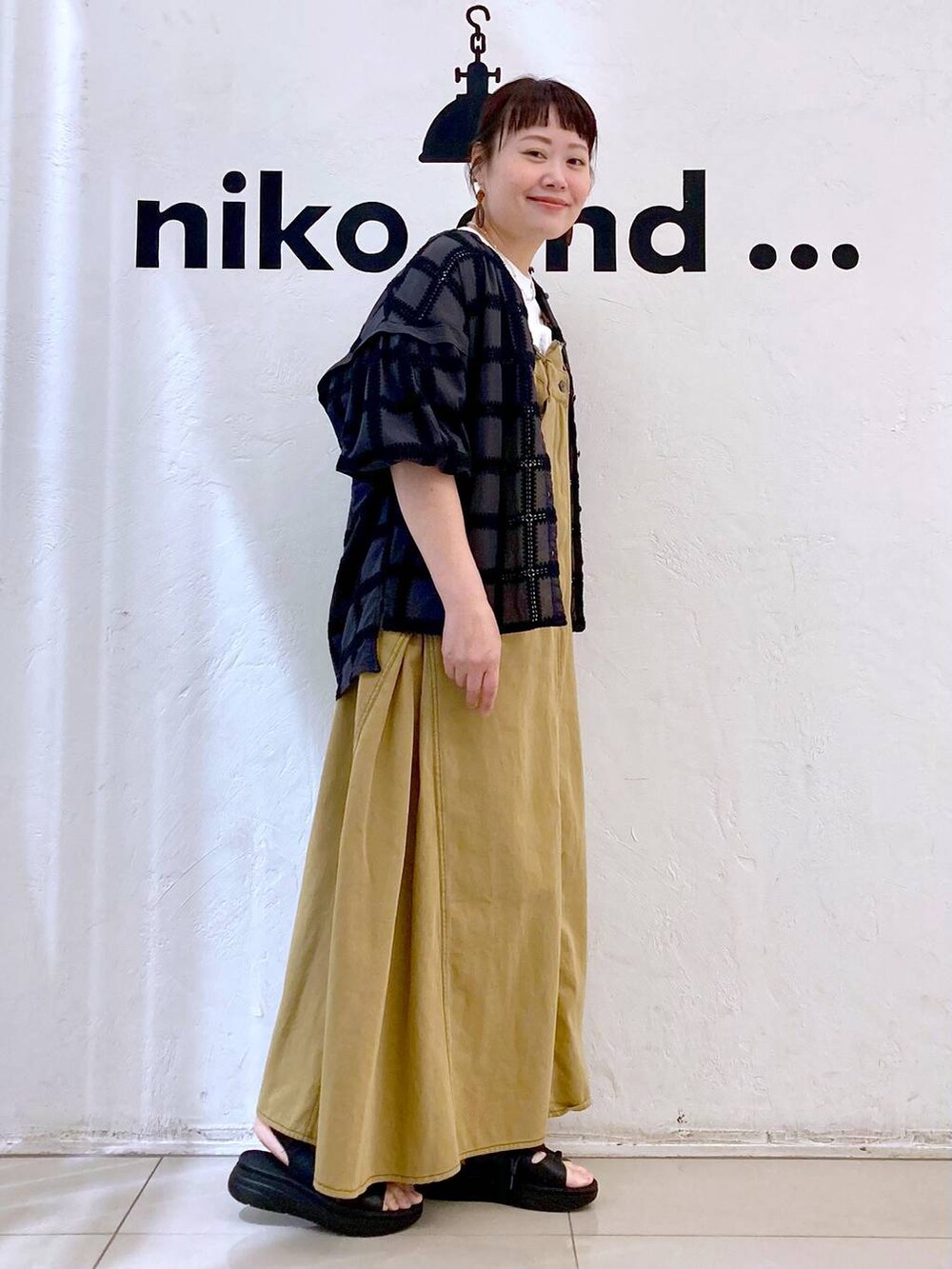 ブラック系のサンダル、ホワイト系のTシャツ/カットソー、その他のシャツ/ブラウスを着用したレディースの春コーディネートの5枚目の写真