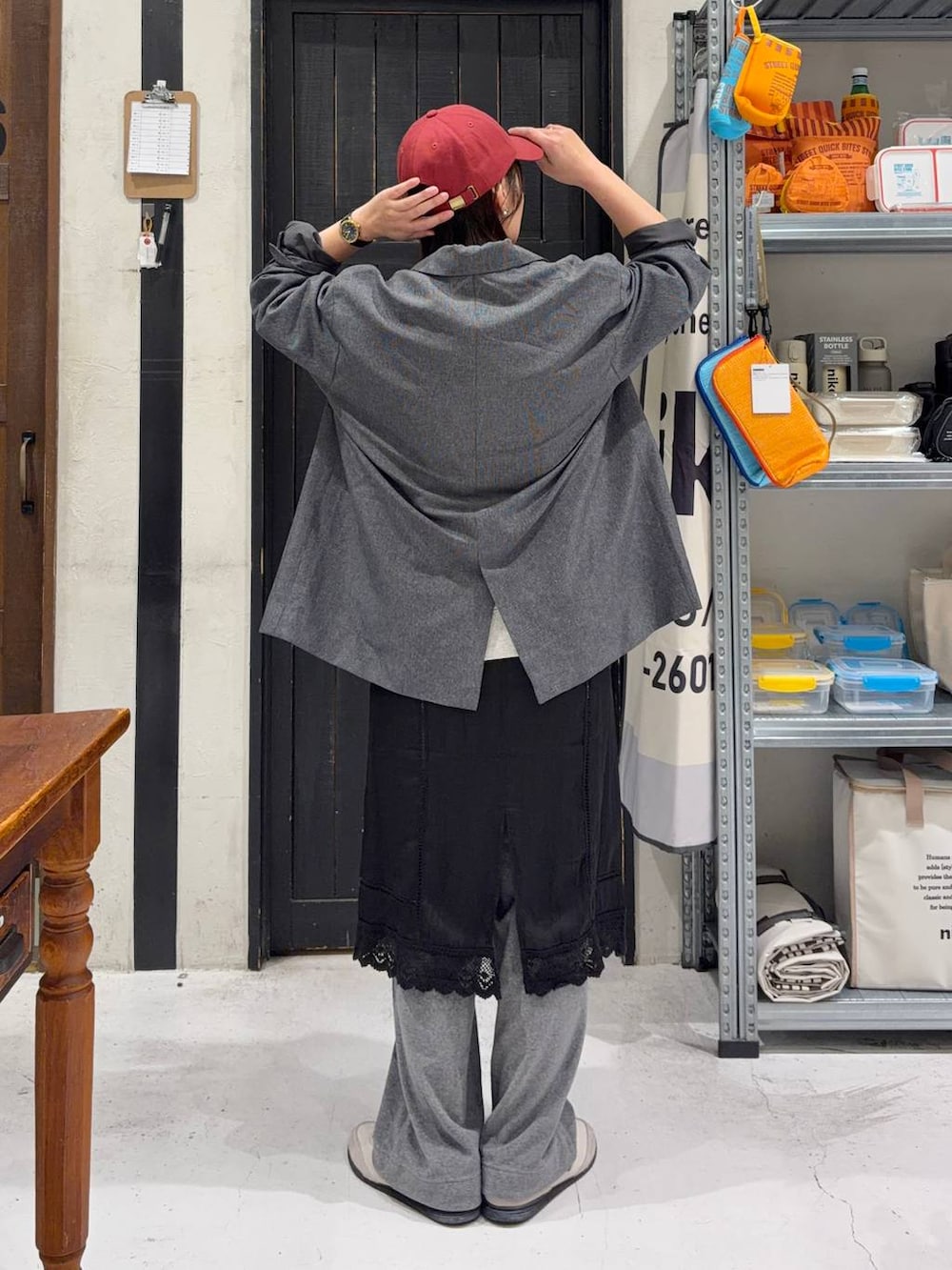 グレー系のその他パンツ、グレー系のテーラードジャケット、グレー系のTシャツ/カットソーを着用したレディースの春コーディネートの4枚目の写真