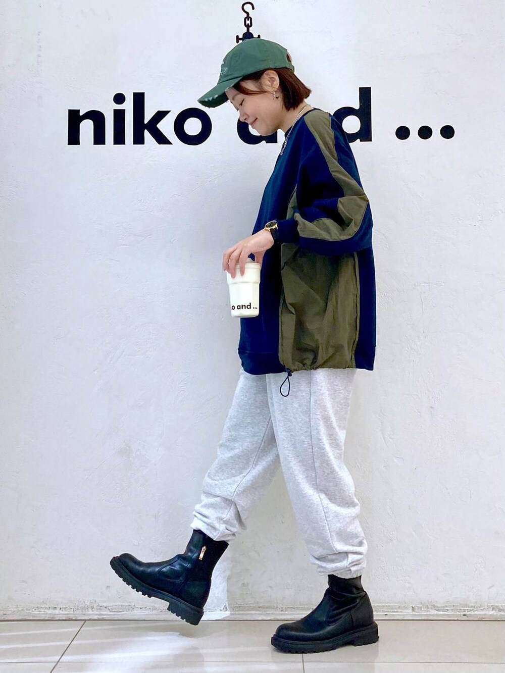 シルバー系のピアス（両耳用）、グレー系のブレスレット、その他のネックレスを着用したレディースの秋コーディネートの3枚目の写真