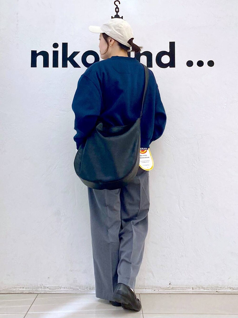 「カジュアル、ママコーデ、niko and ...、トラッド、スポーティ、秋コーデ、Tシャツ、ロンT、ショルダーバッグ、スウェット、POLOBCSコラボ_nikoand...、スラックス、パンツ、ピアス、LEPSIM」|「niko and...のオーガニックコットンテンセルロングTシャツ(Tシャツ/カットソー、ホワイト系)」を使った、カワモトさん(レディース・162cm)の秋コーディネートの4枚目の写真