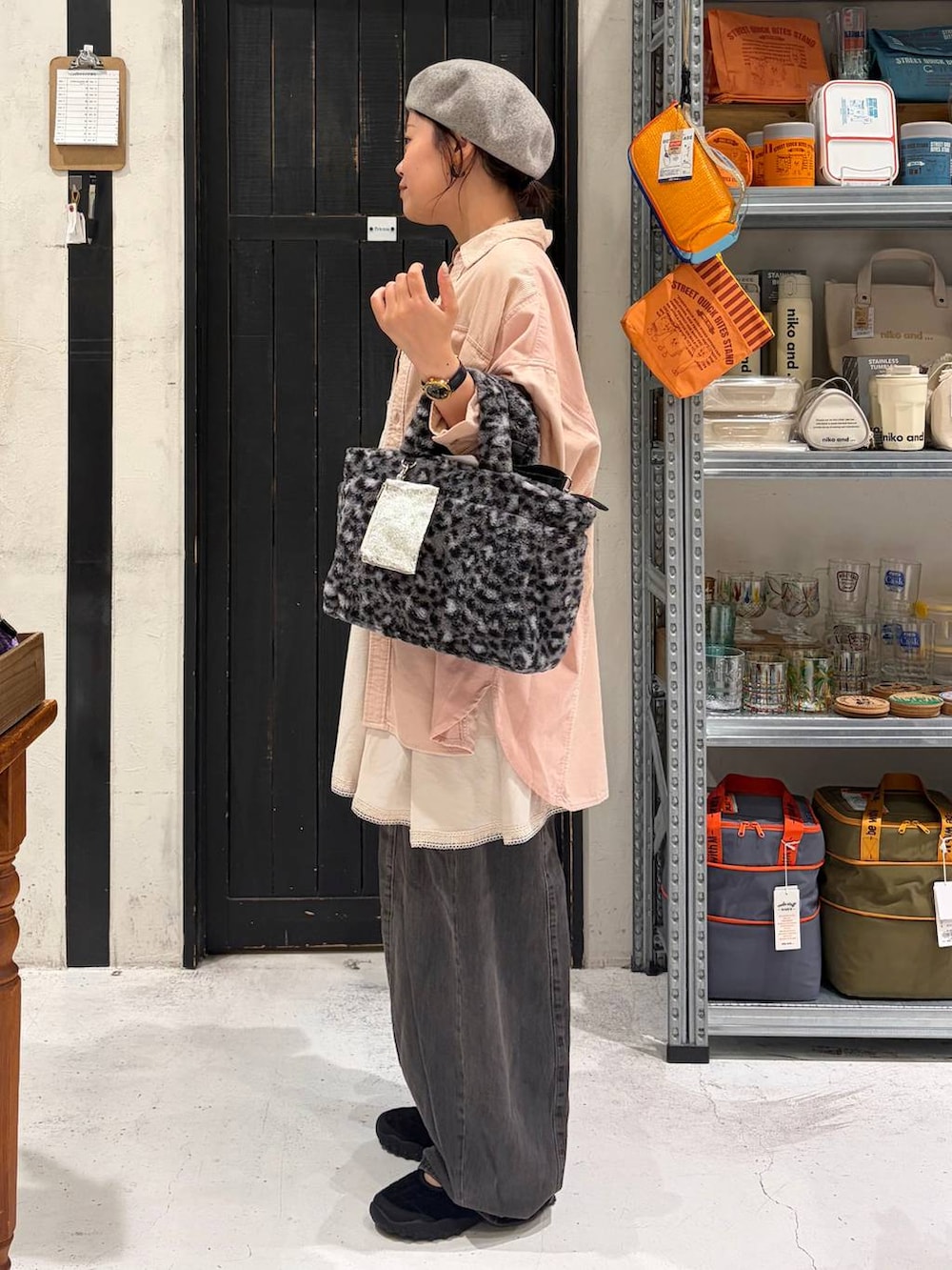 ベージュ系のワンピース、その他のトートバッグ、グレー系のデニムパンツを着用したレディースの秋コーディネートの3枚目の写真