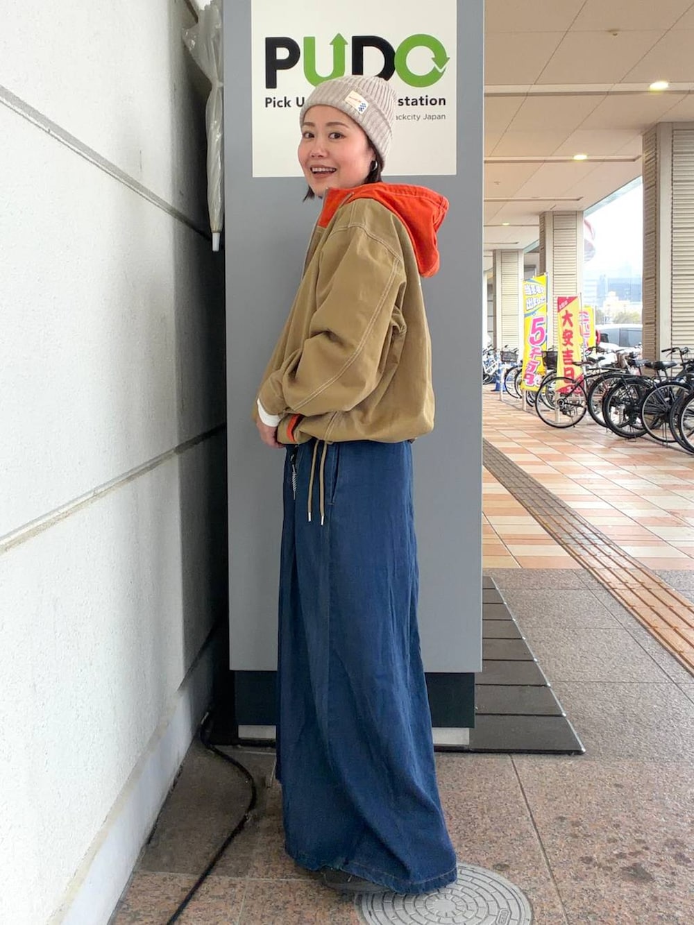 ベージュ系のパーカー、ホワイト系のTシャツ/カットソーを着用したレディースの春コーディネートの2枚目の写真