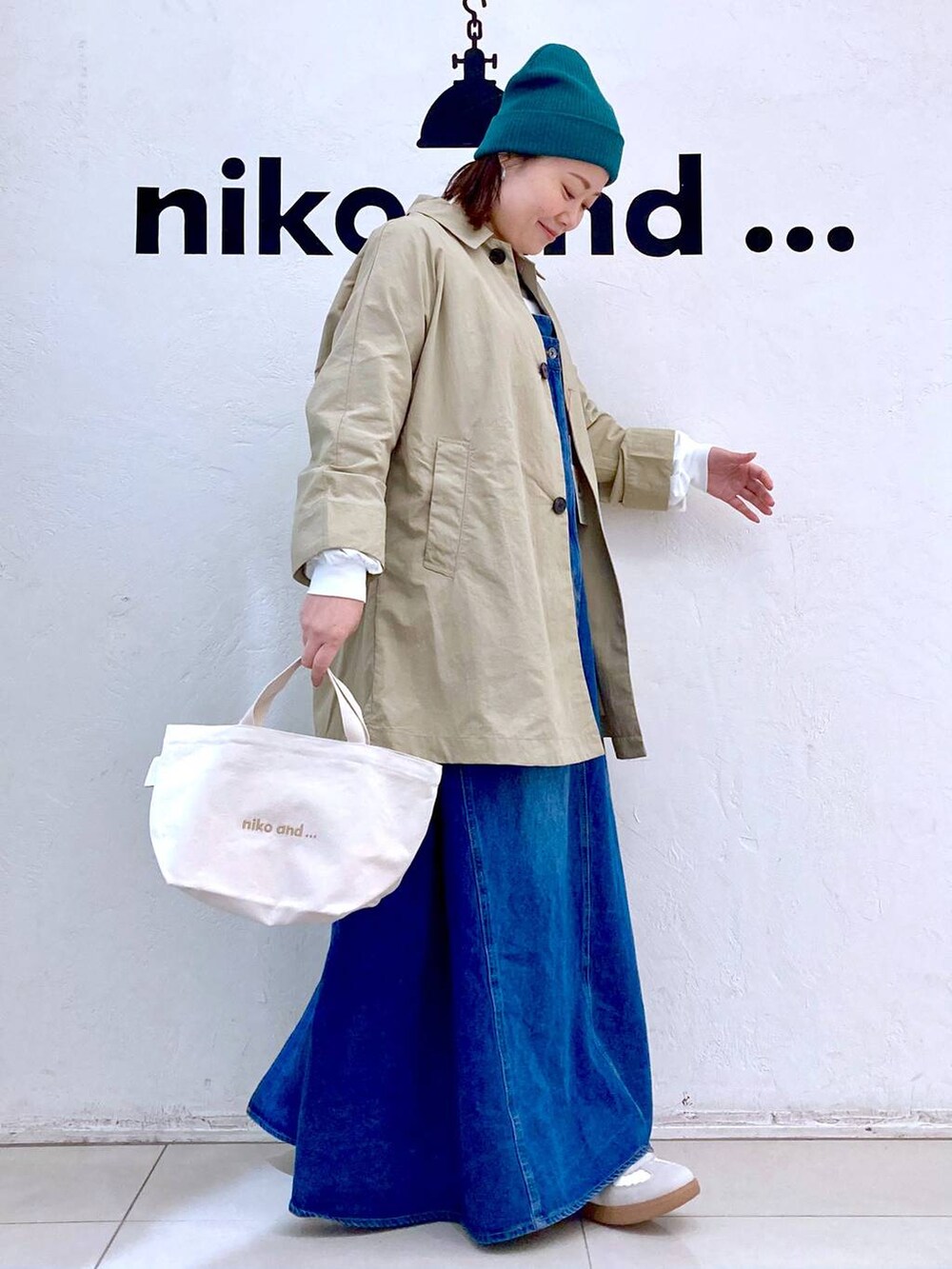 ホワイト系のスニーカー、ホワイト系のトートバッグ、シルバー系のピアス（両耳用）を着用したレディースの春コーディネートの5枚目の写真