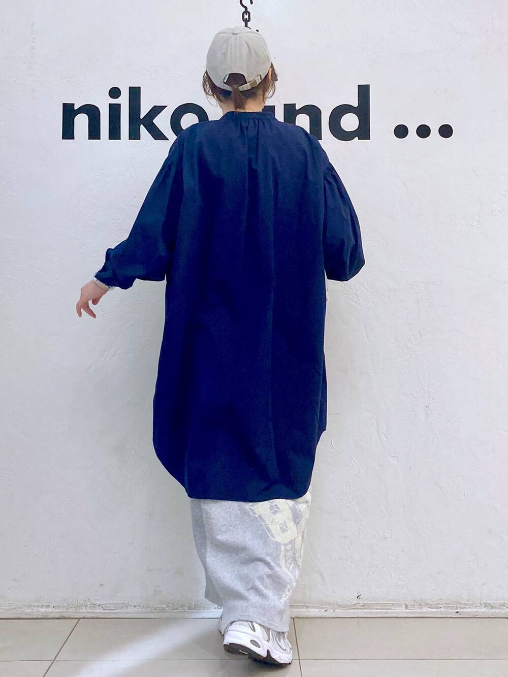 「カジュアル、ナチュラル、時計、ピアス、LEPSIM、トートバッグ、きれいめ、ママコーデ、niko and ...、キャップ、シャツ、シャツワンピース、スカート、ロングスカート、ウエストゴム」｜「niko and...の[MODE NORM CORE]リメイク風マキシスウェットスカート（スカート、グレー系）」を使った、カワモトさん（レディース・162cm）の春コーディネートの4枚目の写真