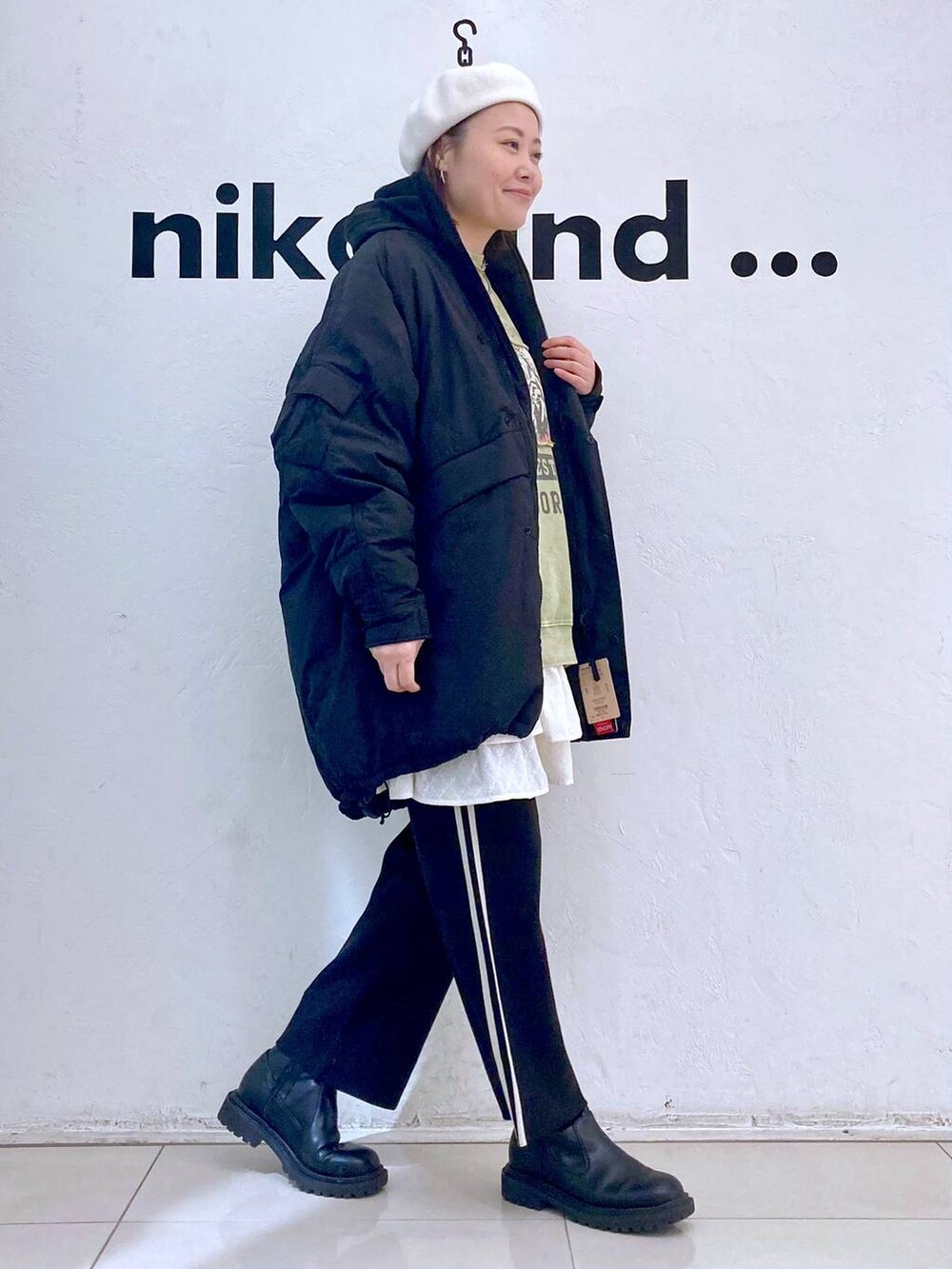 ブラック系のその他パンツ、ブラック系のブルゾン、ホワイト系のその他トップスを着用したレディースの冬コーディネートの5枚目の写真