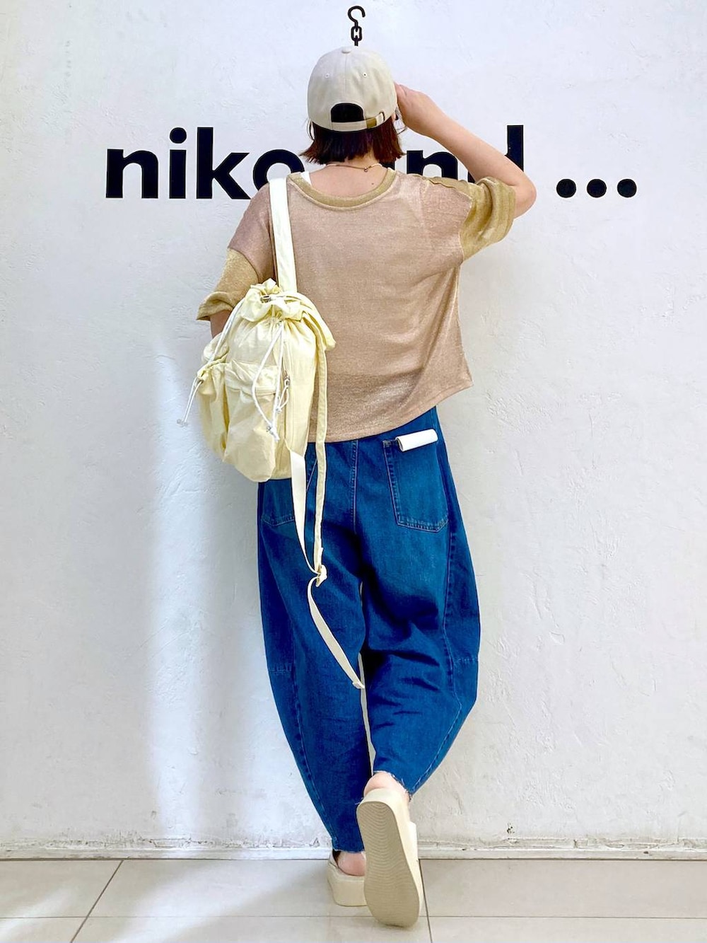 ベージュ系のサンダル、ブルー系のデニムパンツ、ベージュ系のタンクトップを着用したレディースの夏コーディネートの4枚目の写真