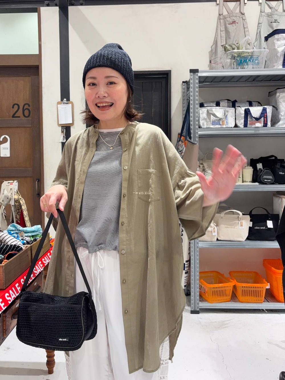 ホワイト系のその他パンツ、ホワイト系のTシャツ/カットソー、ブラック系のショルダーバッグを着用したレディースの夏コーディネートの3枚目の写真