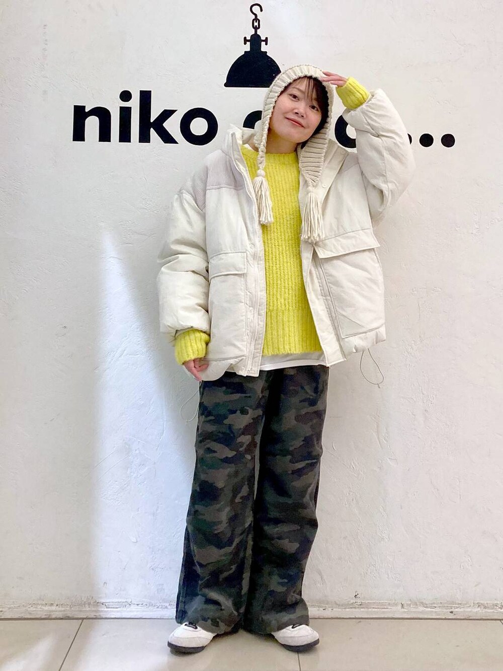 ホワイト系のTシャツ/カットソー、ベージュ系のブルゾン、その他のその他パンツを着用したレディースの冬コーディネートの2枚目の写真