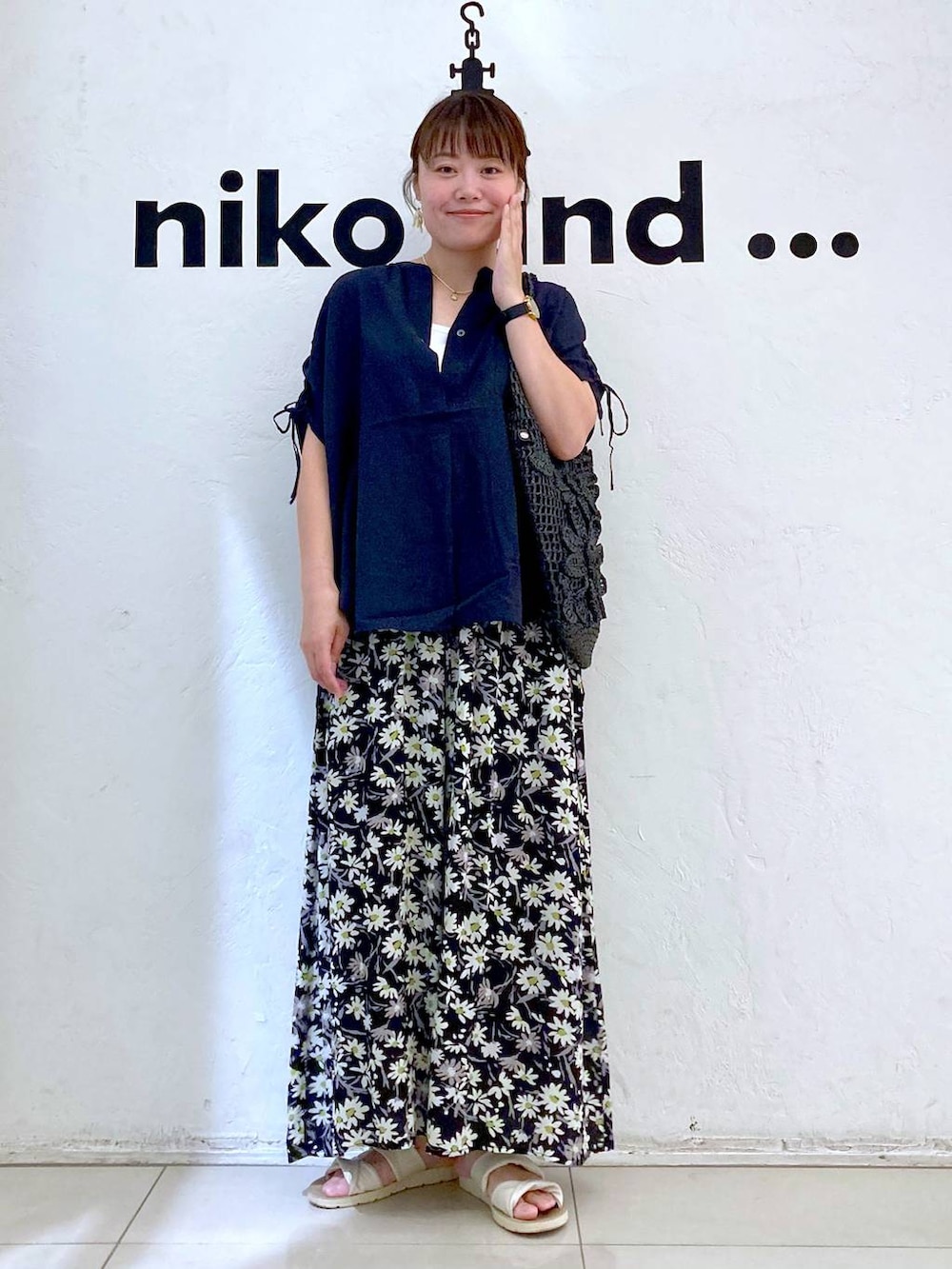 ブラック系のシャツ/ブラウス、ホワイト系のその他パンツ、ブラック系のショルダーバッグを着用したレディースの夏コーディネートの2枚目の写真