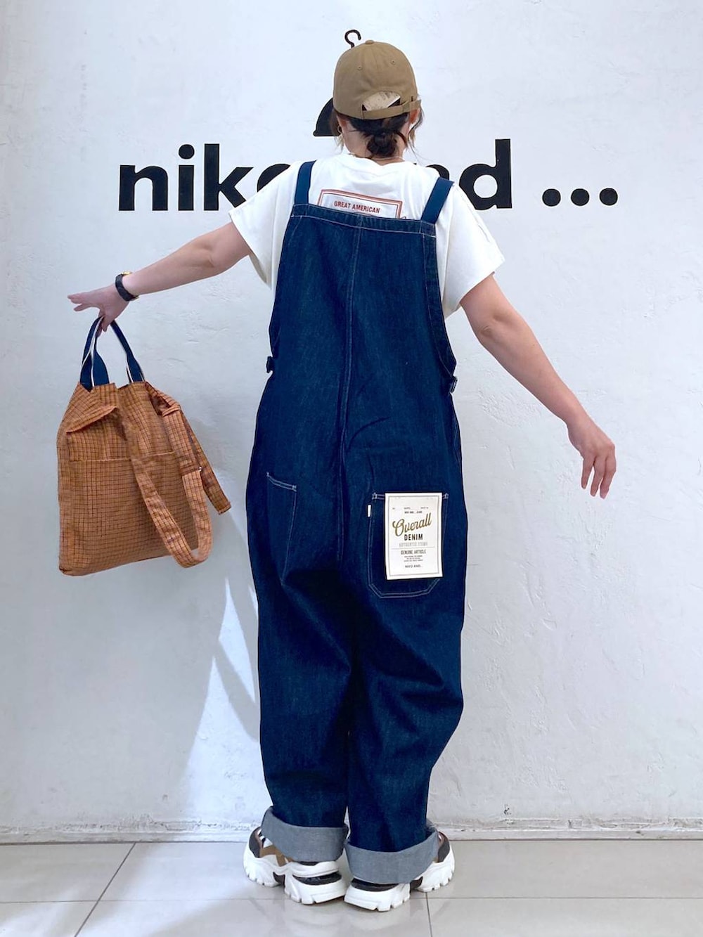 その他のスニーカー、ホワイト系のTシャツ/カットソー、ブルー系のサロペット/オーバーオールを着用したレディースの夏コーディネートの5枚目の写真