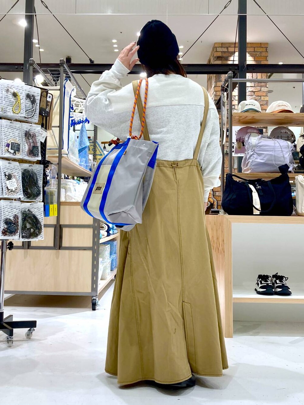 シルバー系のピアス(両耳用)、ブラック系のニットキャップ/ビーニーを着用したレディースの冬コーディネートの4枚目の写真