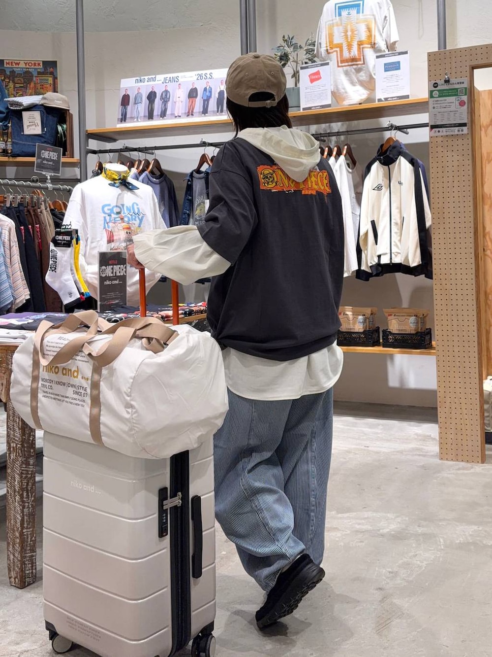 ホワイト系のシャツ/ブラウス、ブルー系のデニムパンツ、ブラック系のその他シューズを着用したレディースの春コーディネートの4枚目の写真