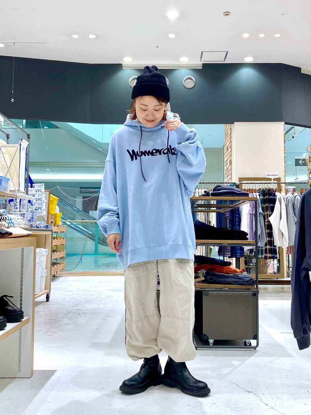 ベージュ系のその他パンツ、ブラック系のニットキャップ/ビーニー、その他のネックレスを着用したレディースの秋コーディネートの4枚目の写真