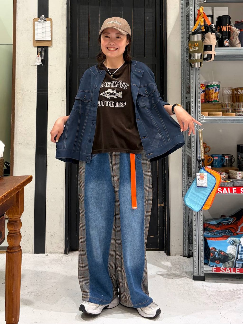 ブラウン系のTシャツ/カットソー、ブラウン系のデニムパンツ、ブルー系のブルゾンを着用したレディースの夏コーディネートの2枚目の写真