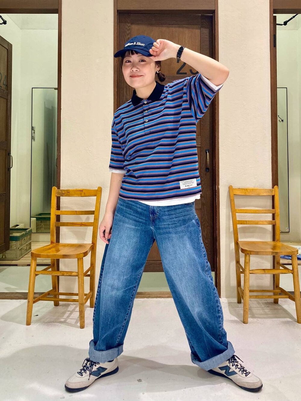 ホワイト系のスニーカー、ブルー系のTシャツ/カットソー、ブルー系のデニムパンツを着用したレディースの春コーディネートの2枚目の写真