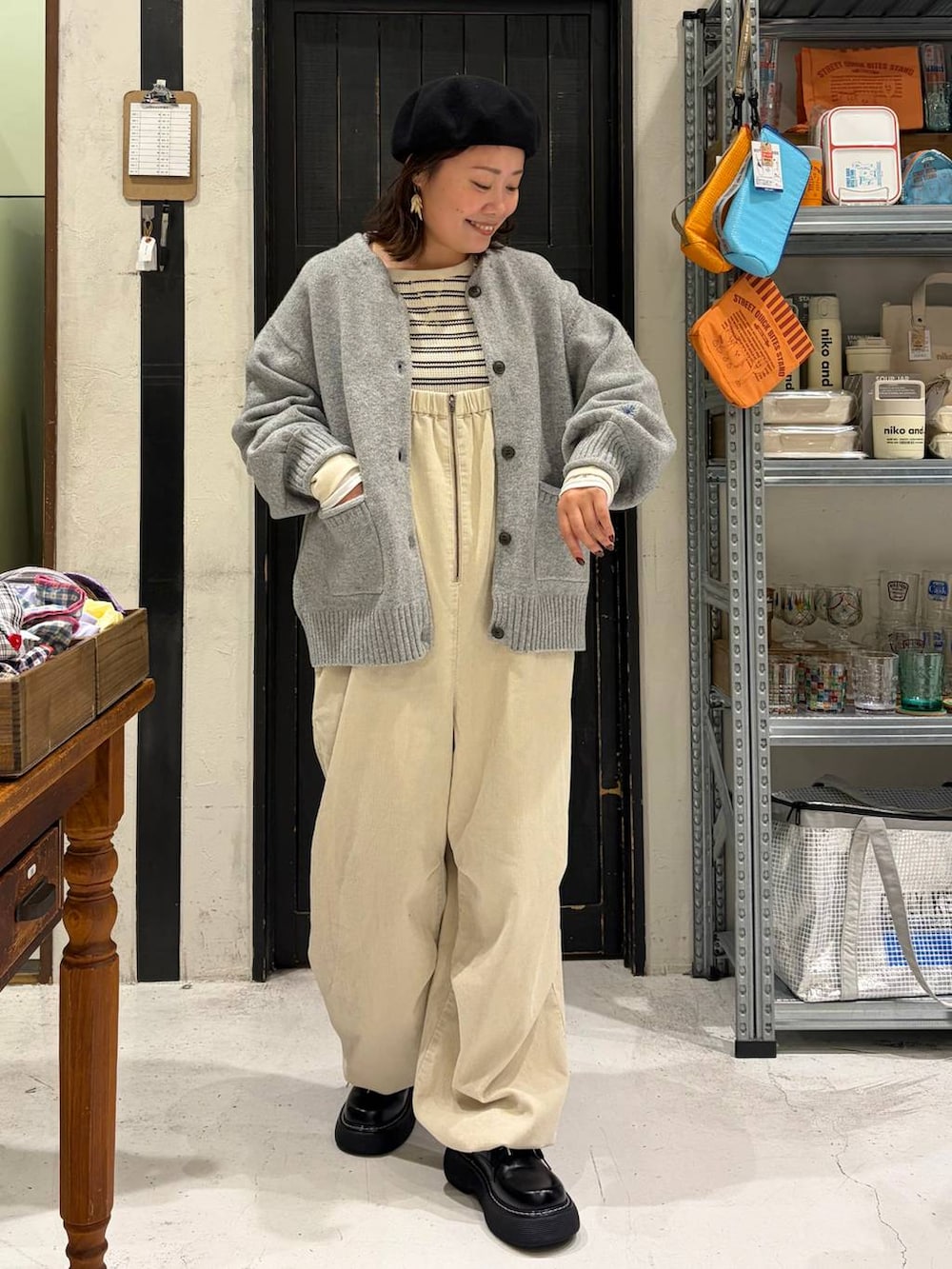 ベージュ系のTシャツ/カットソー、ブラック系のその他シューズ、ブラック系のハンチング/ベレー帽を着用したレディースの秋コーディネートの3枚目の写真
