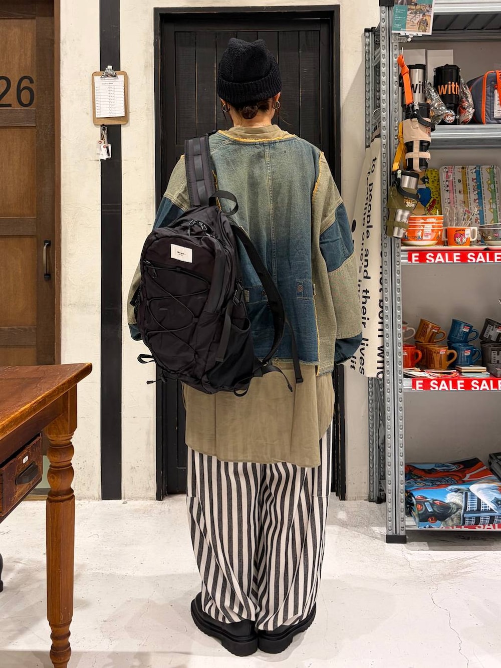 ブルー系のデニムジャケット、ブラック系のニットキャップ/ビーニーを着用したレディースの夏コーディネートの4枚目の写真