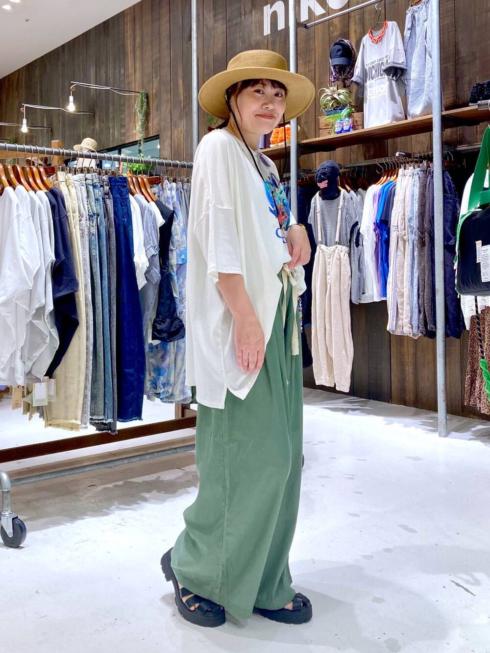 グリーン系のその他パンツ、ブラック系のショルダーバッグ、ホワイト系のTシャツ/カットソーを着用したレディースの夏コーディネートの5枚目の写真