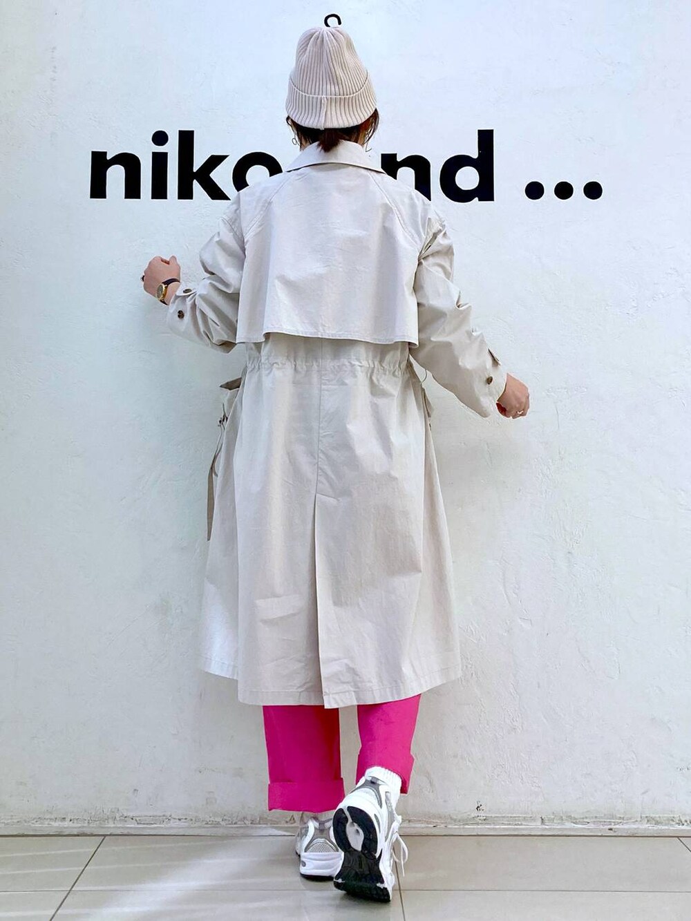 「春コーデ、ネックレス、ブレスレット、GLOBAL WORK、ニット帽、トレンチコート、コート、ワイドパンツ、ウエストゴム、Tシャツ、カジュアル、ナチュラル、ママコーデ、niko and ...」｜「GLOBAL WORKのUNISEX/ステンレスブレスレット/964077（ブレスレット、ゴールド系）」を使った、カワモトさん（レディース・162cm）の春コーディネートの4枚目の写真