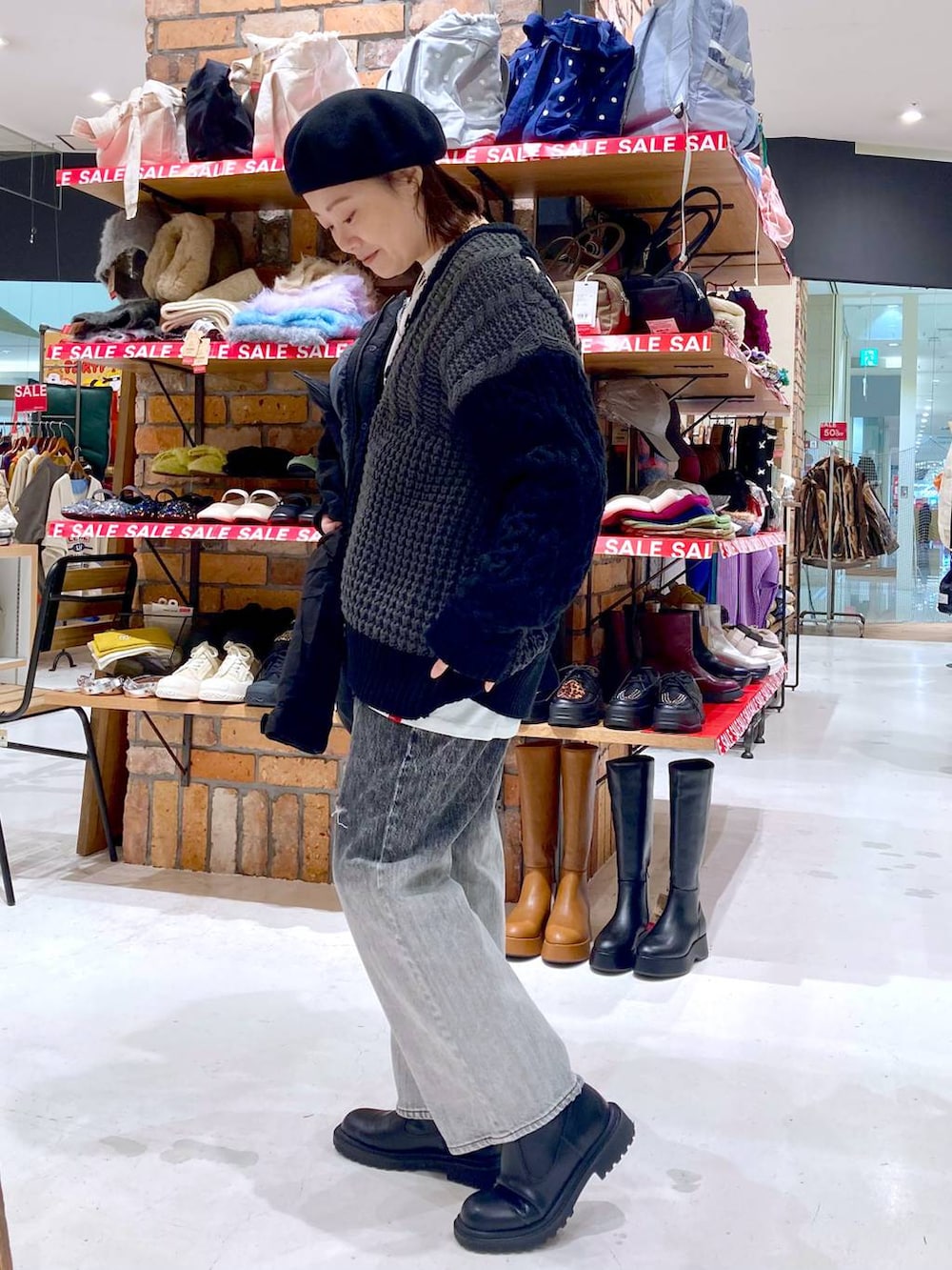 ブラック系のブルゾン、ブラック系のデニムパンツ、ホワイト系のTシャツ/カットソーを着用したレディースの冬コーディネートの2枚目の写真