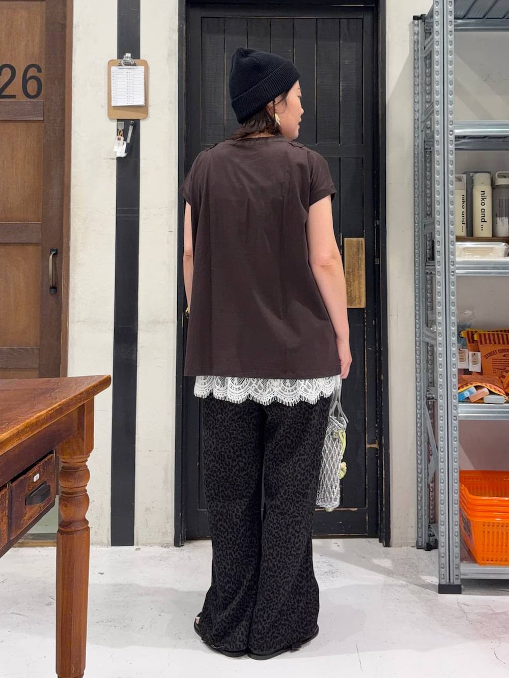 グレー系のその他パンツ、グレー系のトートバッグ、ブラウン系のTシャツ/カットソーを着用したレディースの春コーディネートの4枚目の写真