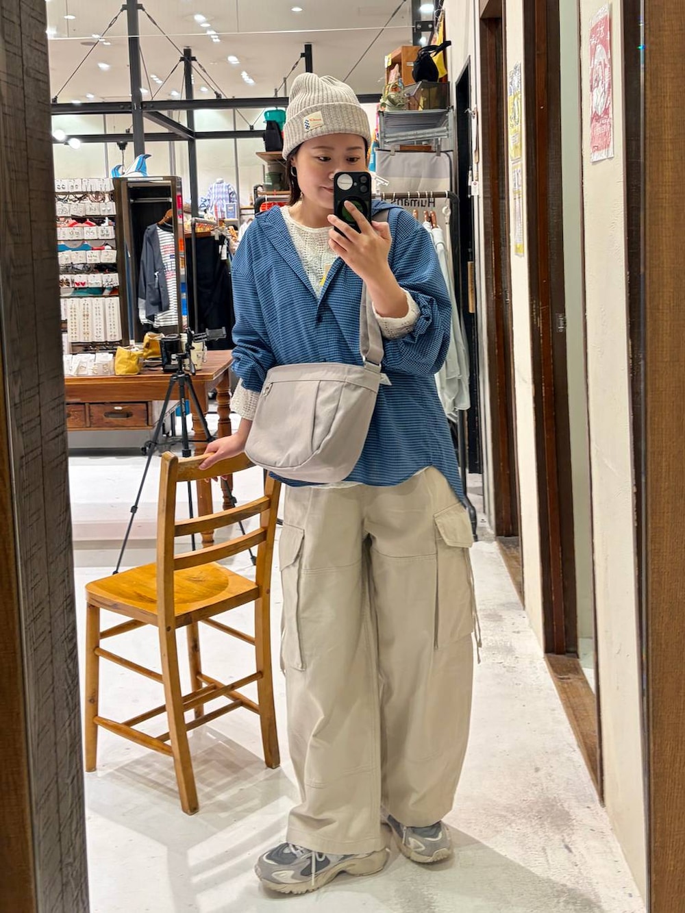 ベージュ系のカーゴパンツ、ブルー系のシャツ/ブラウス、グレー系のショルダーバッグを着用したレディースの春コーディネートの4枚目の写真