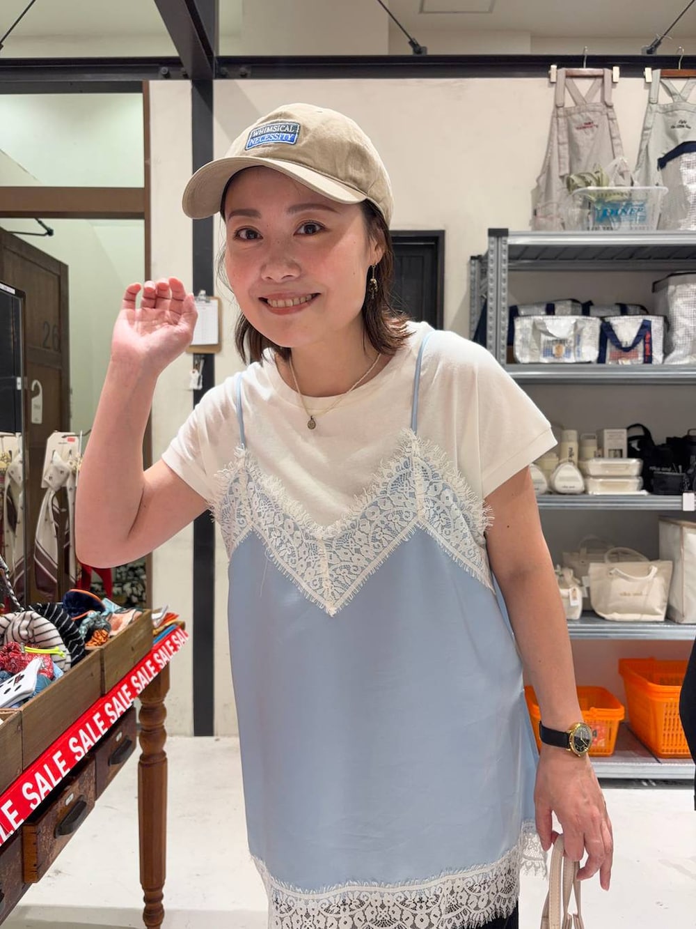 ホワイト系のTシャツ/カットソー、ブラック系のその他パンツ、ベージュ系のトートバッグを着用したレディースの夏コーディネートの5枚目の写真