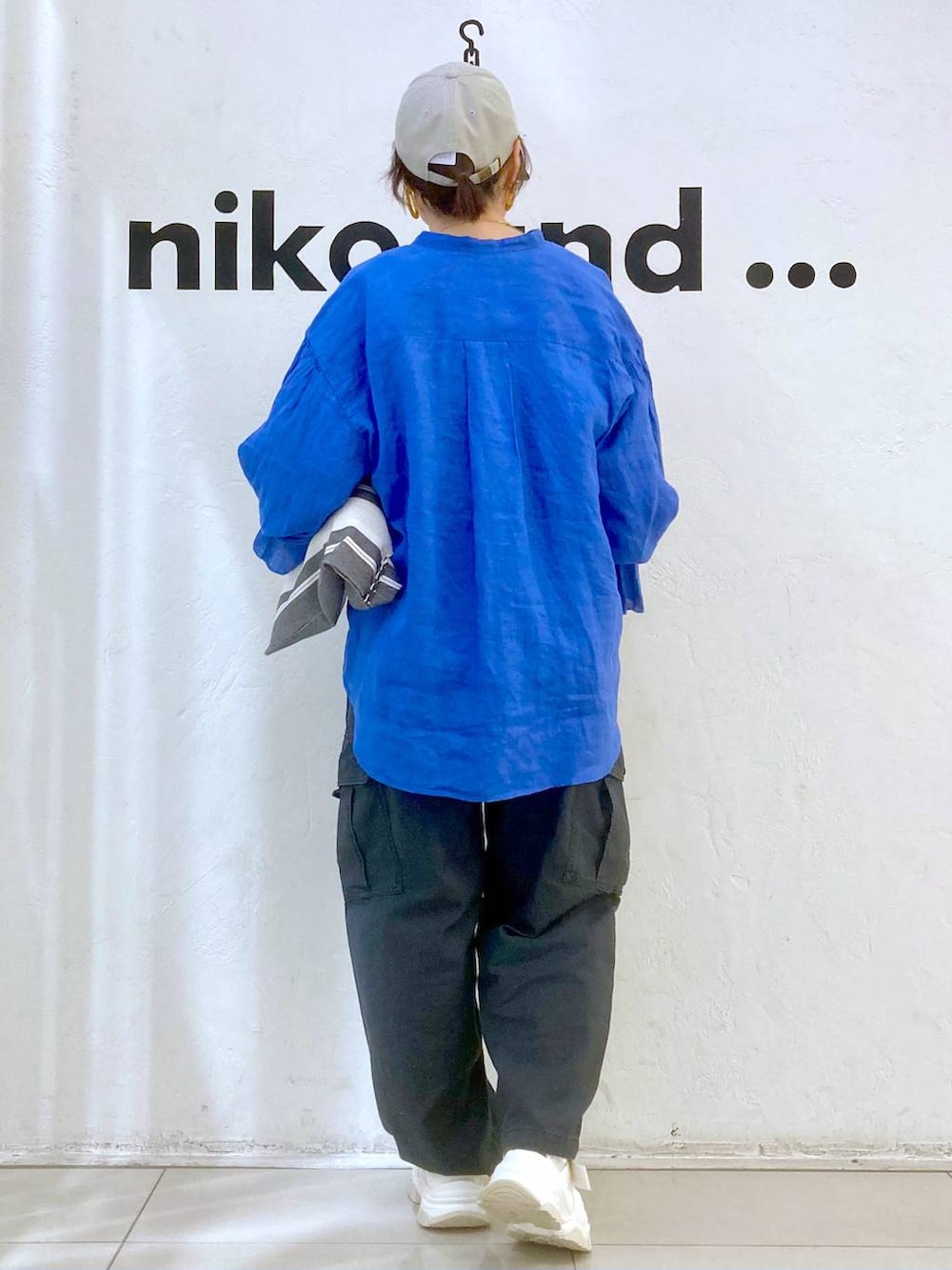 ベージュ系のTシャツ/カットソー、ブルー系のシャツ/ブラウス、グレー系のカーゴパンツを着用したレディースの春コーディネートの3枚目の写真