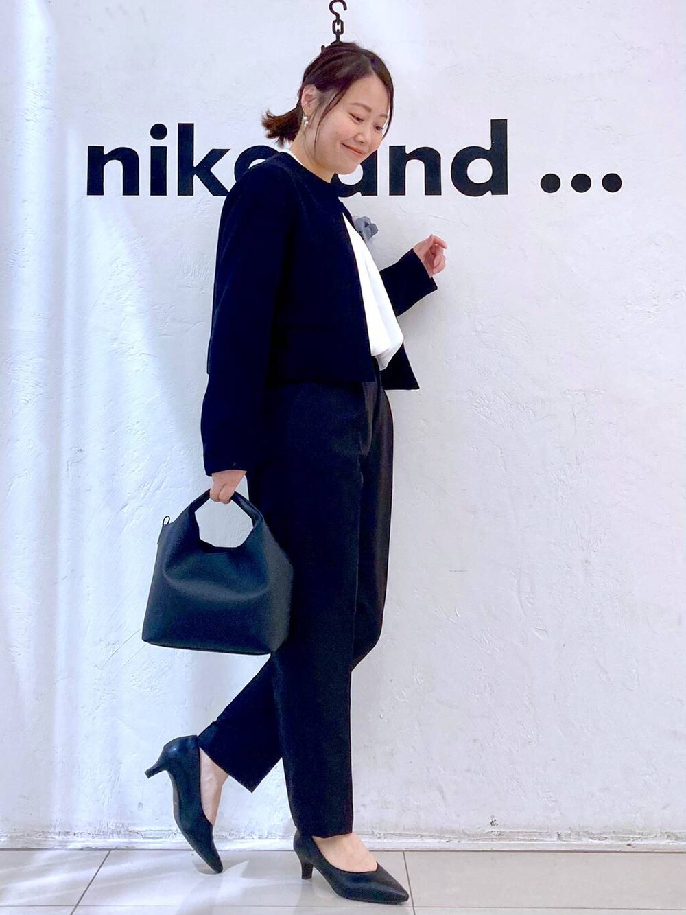 ブラック系のスーツパンツ、ホワイト系のシャツ/ブラウス、ブラック系のノーカラージャケットを着用したレディースの冬コーディネートの5枚目の写真