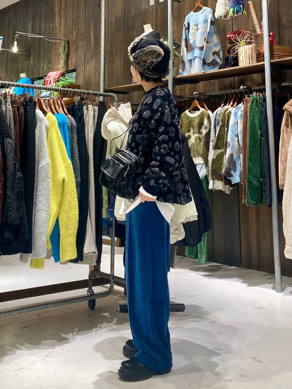 ベージュ系のその他アウター、ホワイト系のTシャツ/カットソー、ブルー系のその他パンツを着用したレディースの冬コーディネートの3枚目の写真